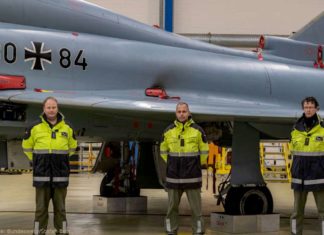 Taktisches Luftwaffengeschwader 73 "Steinhoff": Hauptmann Rainer Langen, Stabsfeldwebel Maik Kartschewski, Hauptfeldwebel Daniel Wagner vor einem Kampfjet
