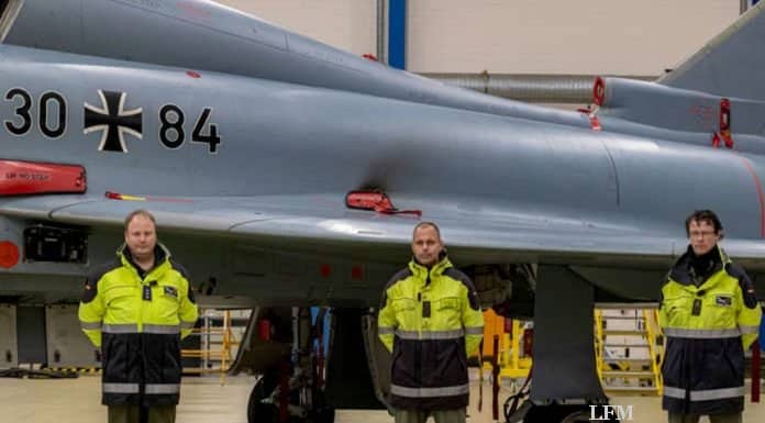 Luftwaffe entwickelt Digitalisierungsprojekt GuiXT für SASPF Taktisches Luftwaffengeschwader 73 "Steinhoff": Hauptmann Rainer Langen, Stabsfeldwebel Maik Kartschewski, Hauptfeldwebel Daniel Wagner vor einem Kampfjet