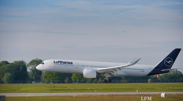 Lufthansa startet mit Polarforschern zu ihrem längsten Passagierflug Lufthansa A350 Take Off auf dem Runway