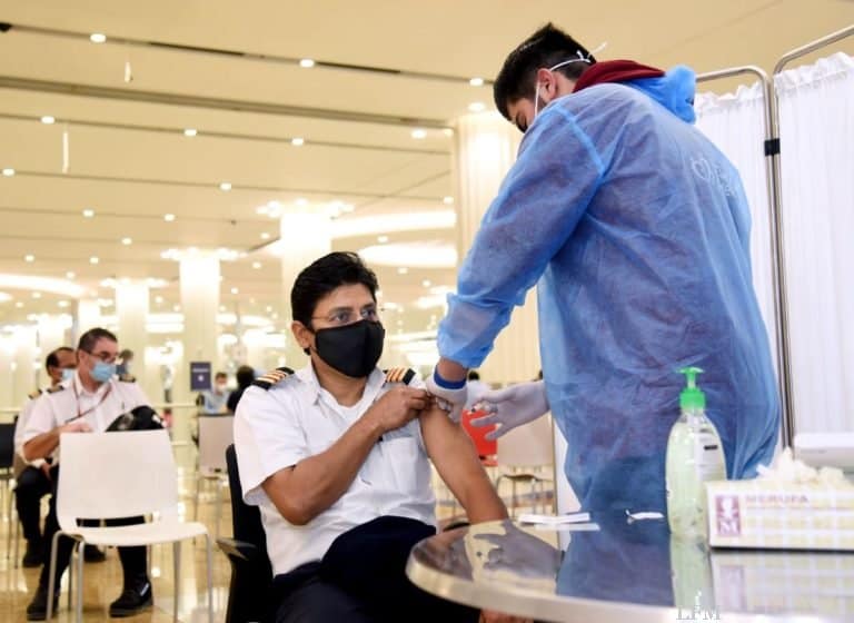 Emirates COVID-19-Impfung eines Piloten