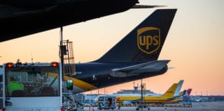 Ein Flugzeug des Logistikdienstleisters UPS (United Parcel Service) wird am Flughafen Köln Bonn entladen