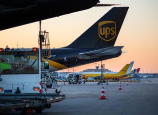 Ein Flugzeug des Logistikdienstleisters UPS (United Parcel Service) wird am Flughafen Köln Bonn entladen