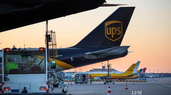 Flughafen Köln/Bonn: Weniger Passagiere, mehr Fracht Ein Flugzeug des Logistikdienstleisters UPS (United Parcel Service) wird am Flughafen Köln Bonn entladen