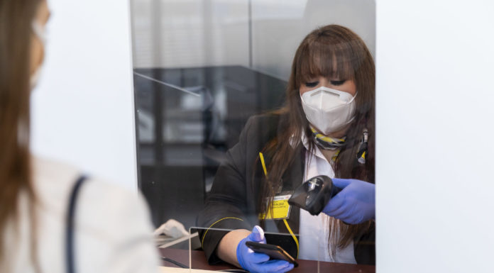 FFP2 Masken-Trage-Pflicht an Bord von Austrian Airlines Flügen COVID-19 Antigen-Schnelltest am Flughafen Wien