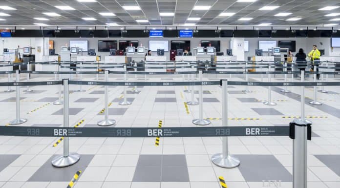 BER-Terminal: Brandenburg eröffnet 3. Corona-Impfzentrum BER-Terminal 5: Check-in-Bereich in Schönfeld