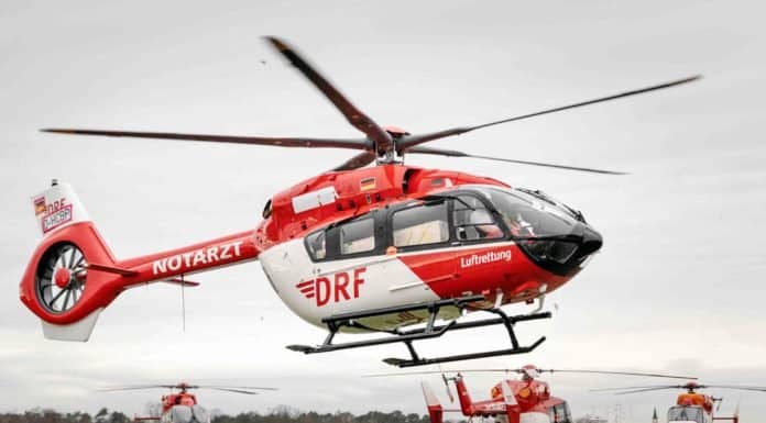 H145 mit Fünfblattrotor fliegt bei der DRF Luftrettung H145 der DFS Deutsche Flugsicherung