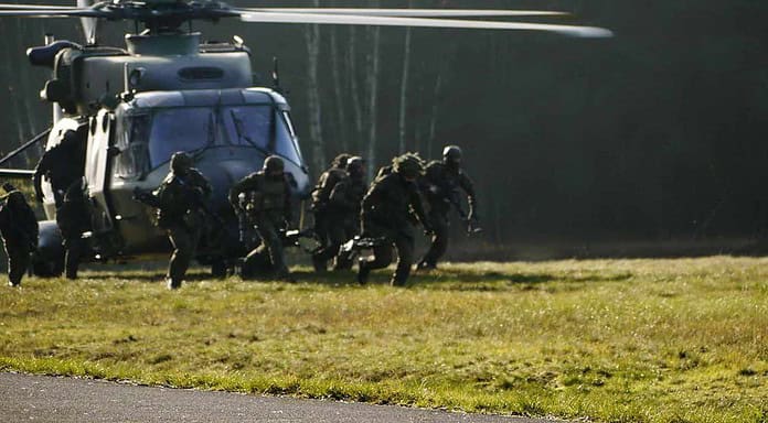 Fallschirmjäger und Cobra Attack: Leben der Reservisten Fallschirmjäger der Reserve aus der 11. Kompanie des Fallschirmjägerregiments 31