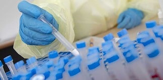 Frankfurter Flughafen: Personal von Chemlab bearbeitet die Tests direkt vor Ort