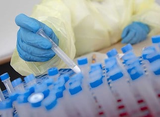 Frankfurter Flughafen: Personal von Chemlab bearbeitet die Tests direkt vor Ort