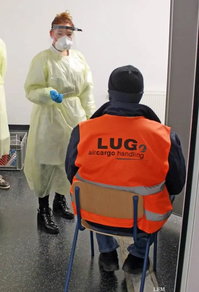 Frankfurter Flughafen: Mitarbeiter von LUG vor der Abstrichnahme