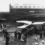 Ein Flugzeug des Typs Rumpler-Taube am Hamburg Airport 1913