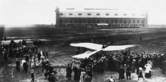Ein Flugzeug des Typs Rumpler-Taube am Hamburg Airport 1913