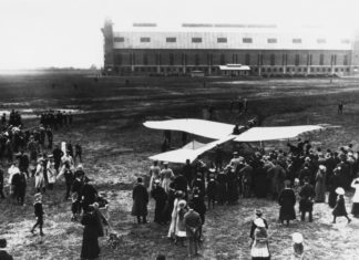 Ein Flugzeug des Typs Rumpler-Taube am Hamburg Airport 1913