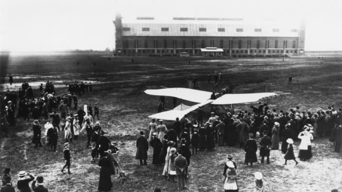 Ein Flugzeug des Typs Rumpler-Taube am Hamburg Airport 1913