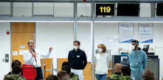 Soldaten der Bundeswehr werden im Airport Medical Center am Flughafen Stuttgart für den Einsatz in Seniorenheimen zur Bekämpfung der Corona-Pandemie geschult.