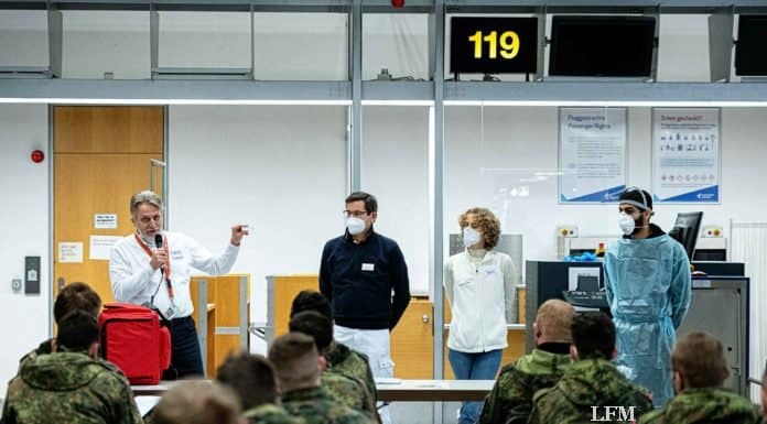 Soldaten am Flughafen Stuttgart für Corona-Bekämpfung geschult Soldaten der Bundeswehr werden im Airport Medical Center am Flughafen Stuttgart für den Einsatz in Seniorenheimen zur Bekämpfung der Corona-Pandemie geschult.