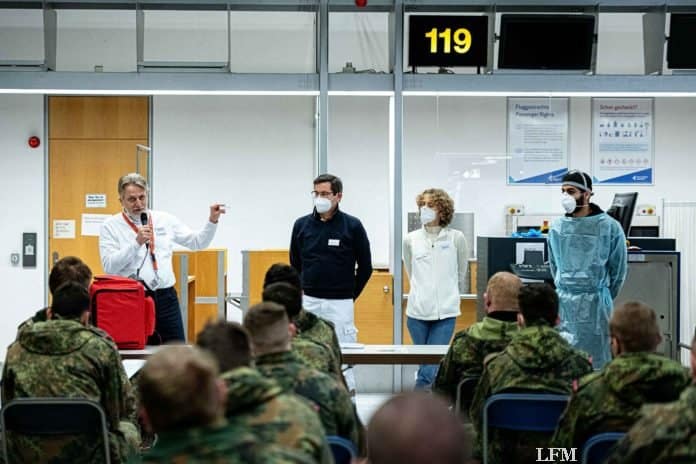 Soldaten der Bundeswehr werden im Airport Medical Center am Flughafen Stuttgart für den Einsatz in Seniorenheimen zur Bekämpfung der Corona-Pandemie geschult.