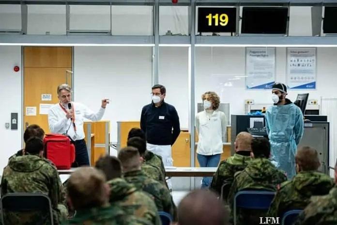 Schulung am Flughafen Stuttgart Soldaten der Bundeswehr werden im Airport Medical Center am Flughafen Stuttgart für den Einsatz in Seniorenheimen zur Bekämpfung der Corona-Pandemie geschult.