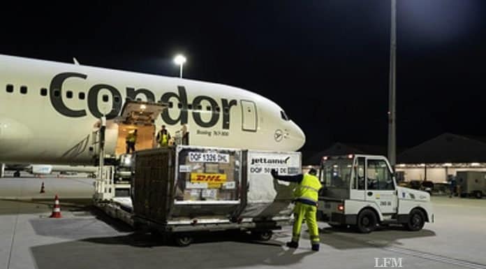 Condor Passagierflugzeug fliegt Pakete für DHL Condor Boeing 767 im Auftrag von DHL Express am Flughafen Halle