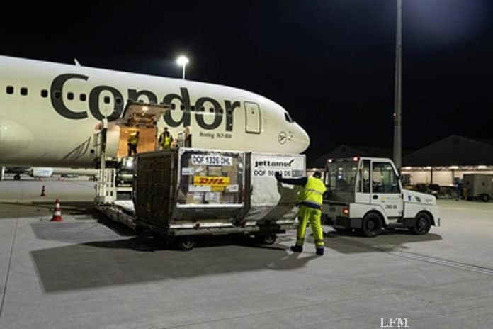 Condor Boeing 767 im Auftrag von DHL Express am Flughafen Halle