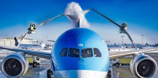 Boeing 787 Dreamliner Flugzeugenteisung mit einem biologisch abbaubaren Heißwasser-Glykol-Gemisch