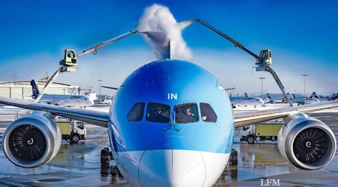 Heiße Dusche für Boeing 787 Dreamliner bei klirrender Kälte Boeing 787 Dreamliner Flugzeugenteisung mit einem biologisch abbaubaren Heißwasser-Glykol-Gemisch