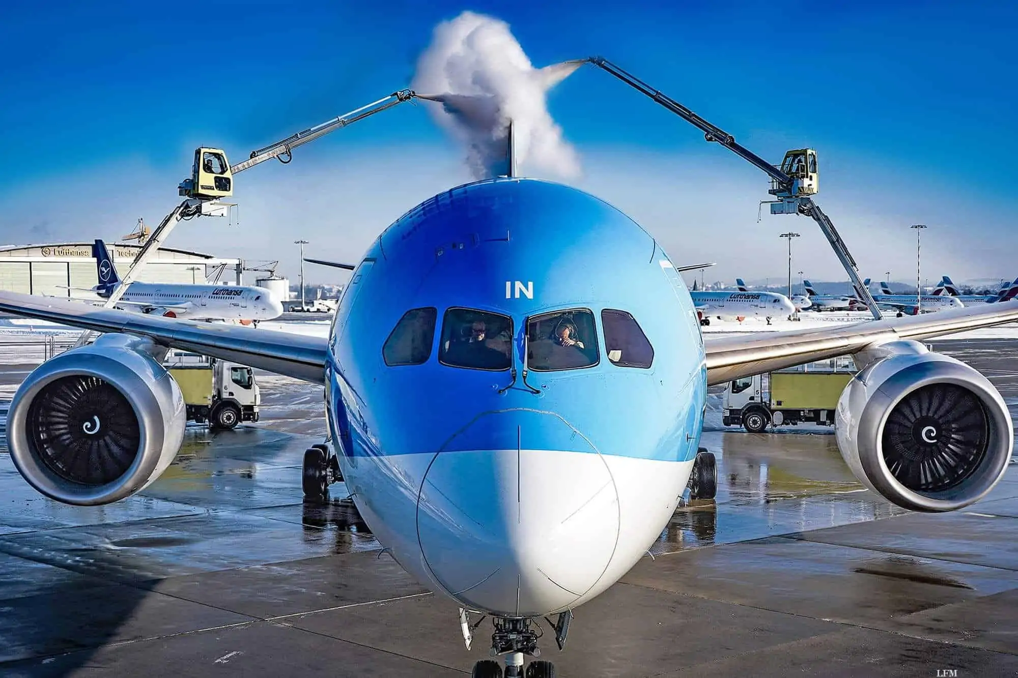 Boeing 787 Dreamliner Flugzeugenteisung mit einem biologisch abbaubaren Heißwasser-Glykol-Gemisch