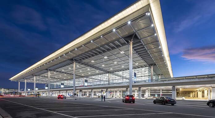 Flughafen Berlin Brandenburg: Geschäftsbericht belegt Umsatzplus Flughafen Berlin Brandenburg Willy Brandt (BER) bei Nacht