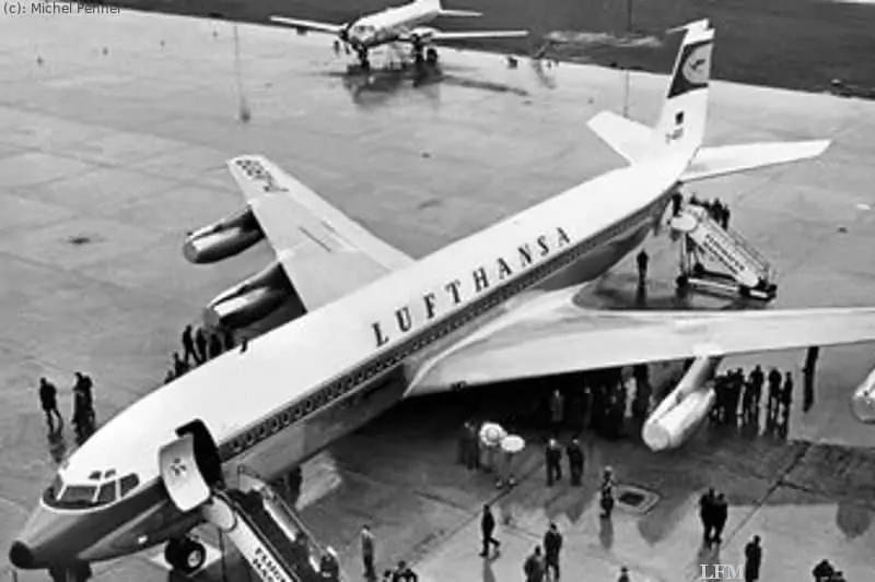 Erste Boeing 707 der LH: Am 02. März 1960 trifft die erste Boeing B 707-430 der Lufthansa in Hamburg ein und eröffnet damit das Düsenzeitalter im Linienverkehr. Im Hintergrund eine Convair 340.