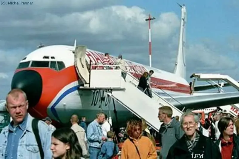 Boeing B707-430: Großes Interesse für die Boeing B 707-430 – Traditionsmaschine von Hamburg Airport bei den Airport Days 2003.