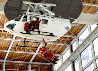 Neues Fortbildungskonzept für Notärzte der DRF Luftrettung in Rettungshubschraubern: Ergänzend zu den Stationstrainings werden sie zusätzlich im ZSA (Zentrum für Ausbildung Sicherheit) der Bergwacht Bayern in Bad Tölz geschult.