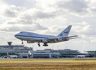 SOFIA vor Flughafen-Kulisse: Am 04. Februar 2021 ist die fliegende Sternwarte SOFIA um 15:33 Uhr am Köln Bonn Airport gelandet.