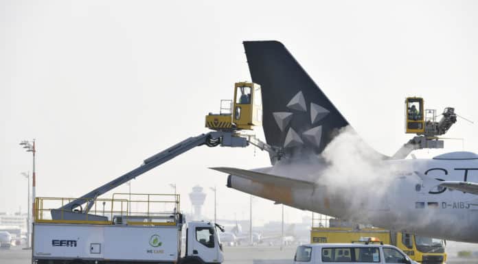 Flughafen München: Elektrischer „Elefant“ enteist Flugzeuge E-Mobility auf dem Vormarsch am Flughafen München: Elektrischer „Elefant“ enteist Flugzeuge
