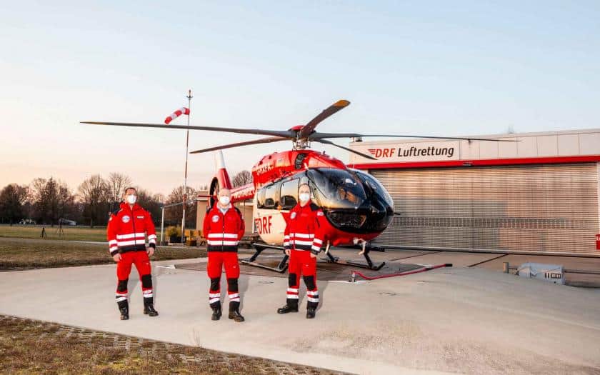 Crew mit der neuen H145 mit Fünfblattrotor