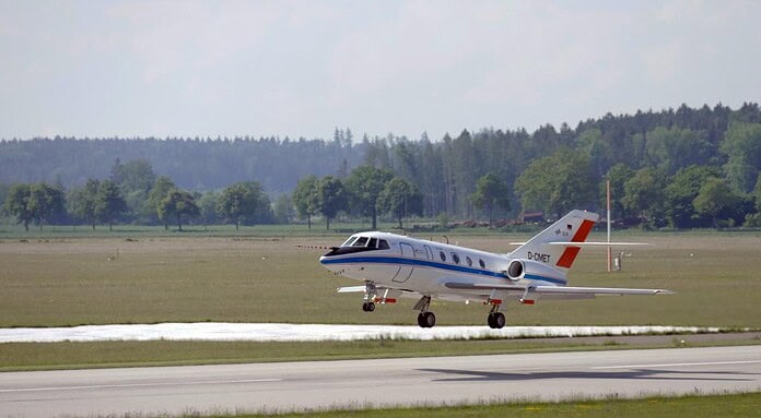 In-Flight-Emissionsstudie mit nachhaltigem Flugkraftstoff Die Falcon hebt ab: Das DLR-Forschungsflugzeug Falcon 20E startet in Oberpfaffenhofen zu einer wissenschaftlichen Mission.