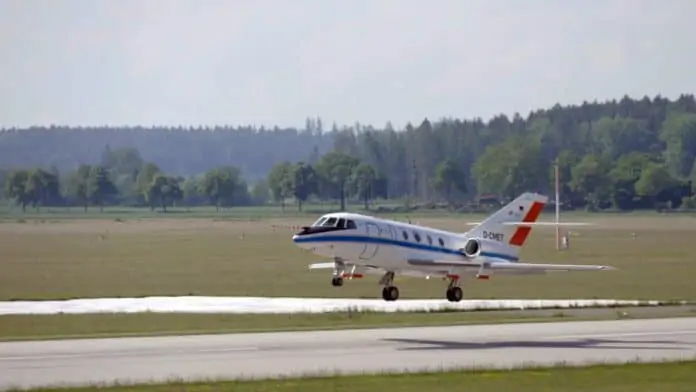 Falcon hebt ab Die Falcon hebt ab: Das DLR-Forschungsflugzeug Falcon 20E startet in Oberpfaffenhofen zu einer wissenschaftlichen Mission.