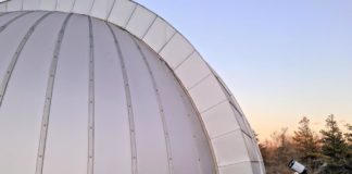 Optische Bodenstation des NICT mit 20-Zentimeter-Teleskop und Kuppel für das 1-Meter-Teleskop