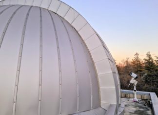 Optische Bodenstation des NICT mit 20-Zentimeter-Teleskop und Kuppel für das 1-Meter-Teleskop