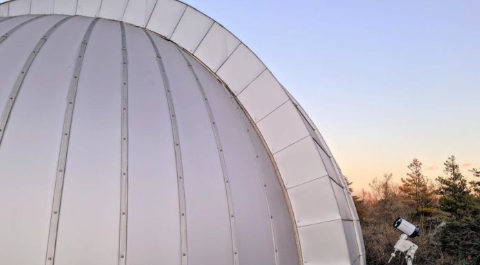 DLR-Laserterminal im All nimmt Kontakt auf Optische Bodenstation des NICT mit 20-Zentimeter-Teleskop und Kuppel für das 1-Meter-Teleskop