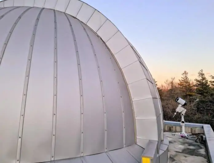 Optische Bodenstation des NICT mit 20-Zentimeter-Teleskop und Kuppel für das 1-Meter-Teleskop