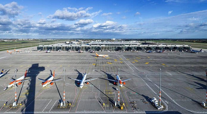 Sommerreiseverkehr: Flugangebot zieht deutlich an Flughafen BER Vorfeld