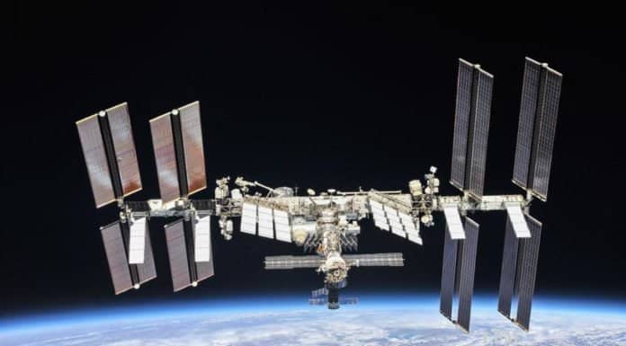 20 Jahre Plasma-Forschung auf der Raumstation ISS ISS im Oktober 2018: Die Internationale Raumstation ISS ist ein einzigartiges Labor für Experimente, die in keiner wissenschaftlichen Einrichtung auf der Erde durchgeführt werden können. Die Plasma-Experimente gehören zu den erfolgreichsten Forschungsprojekten an Bord der ISS und sind seit dem Beginn 2001 dabei. Das Plasmakristall-Labor PK-4 befindet sich im europäischen Forschungsmodul Columbus.