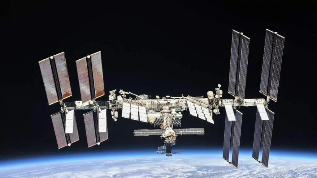 ISS im Oktober 2018: Die Internationale Raumstation ISS ist ein einzigartiges Labor für Experimente, die in keiner wissenschaftlichen Einrichtung auf der Erde durchgeführt werden können. Die Plasma-Experimente gehören zu den erfolgreichsten Forschungsprojekten an Bord der ISS und sind seit dem Beginn 2001 dabei. Das Plasmakristall-Labor PK-4 befindet sich im europäischen Forschungsmodul Columbus.