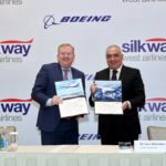 Zaur Akhundov, Präsident der Silk Way Group und Stan Deal, Präsident und Chief Executive Officer von Boeing Commercial Airplanes, bei der Vertragsunterzeichnung in Baku.