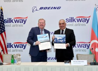 Zaur Akhundov, Präsident der Silk Way Group und Stan Deal, Präsident und Chief Executive Officer von Boeing Commercial Airplanes, bei der Vertragsunterzeichnung in Baku.