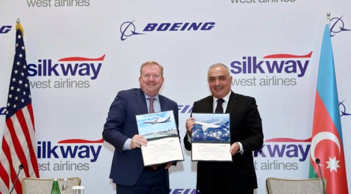 Silk Way West Airlines und Boeing beschließen Flottenausbau Zaur Akhundov, Präsident der Silk Way Group und Stan Deal, Präsident und Chief Executive Officer von Boeing Commercial Airplanes, bei der Vertragsunterzeichnung in Baku.