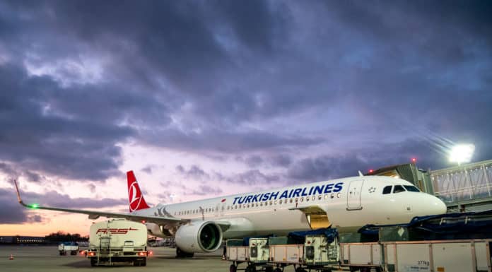 Turkish Airlines und AnadoluJet erweitern Angebot in der Türkei A321 der Turkish Airlines am Gate