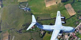 Airbus Militärtransporter A400M bei der Flugbetankung von Hubschraubern