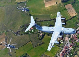 Airbus Militärtransporter A400M bei der Flugbetankung von Hubschraubern