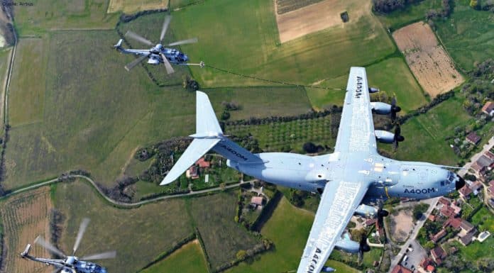 Airbus A400M betankt mehrere Hubschrauber im Flug Airbus Militärtransporter A400M bei der Flugbetankung von Hubschraubern